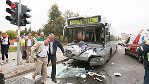 Vilniuje greitasis autobusas susidūrė su sunkvežimiu.