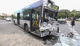 Vilniuje greitasis autobusas susidūrė su sunkvežimiu.