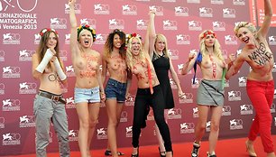 Kitty Green (juoda suknele) su „Femen“ aktyvistėmis Venecijos kino festivalyje