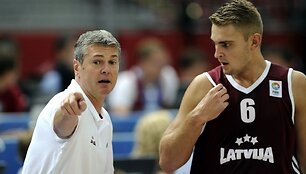 Latvijos krep&scaron;inio rinktinės treneris Ainars Bagatskis ir Rolands Freimanis