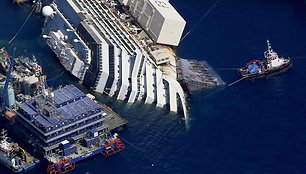 Ruošiamasi iškelti „Costa Concordia“ kruizinį laivą.