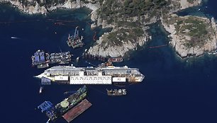 Ruošiamasi iškelti „Costa Concordia“ kruizinį laivą.