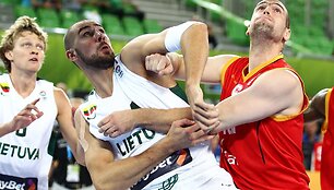 Jonas Valančiūnas ir Christophe'as Beghinas 