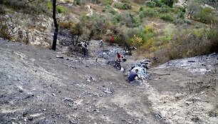 Vietos gyventojai apžiūri numu&scaron;to sraigtasparnio nuolaužas