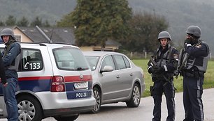 Įvykio vietoje policininkai užblokavo kelią.