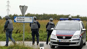 Įvykio vietoje policininkai užblokavo kelią.