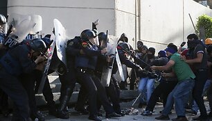 Meksikos riau&scaron;ių policijos susirėmimas su protestuotojais