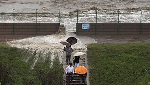 Potvynio vanduo ir bangos pralaužė tvorą.