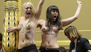 „Femen“ aktyvisčių protestas Madrido kongresų rūmuose