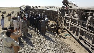 Pakistane bombos sprogimas nuo bėgių nuvertė keleivinį traukinį.