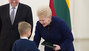 Dalia Grybauskaitė apdovanojo Konstitucijos egzamino nugalėtojus