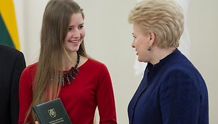 Dalia Grybauskaitė apdovanojo Konstitucijos egzamino nugalėtojus