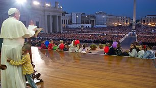 Berniukas prie popiežiaus Pranciškaus