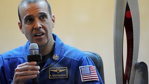 JAV astronautas Rickas Mastracchio prie Sočio olimpinių žaidynių deglo
