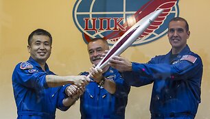 Koichi Wakata, Mikhailas Tyurinas ir Rickas Mastracchio laiko Sočio olimpinių žaidynių deglą.