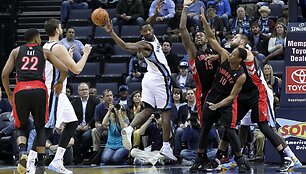 Tony Allenas (centre)