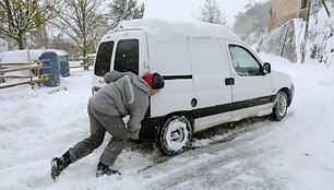 Vyras stumia automobilį.