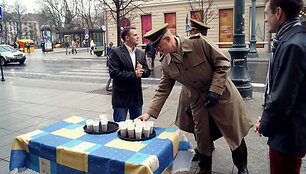 Studentai vai&scaron;ino praeivius kar&scaron;ta kava