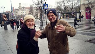 Studentai vai&scaron;ino praeivius kar&scaron;ta kava