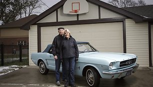 Pirmojo 1964-ųjų „Ford Mustang“ pirkėja Gail Wise su savo vyru prie renovuoto automobilio