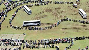 Su Nelsonu Mandela norinčių atsisveikinti žmonių eilė