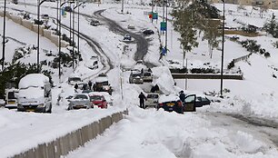 Apsnigtame kelyje užklimpę automobiliai