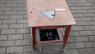 Vilniaus Mindaugo gatvėje į paminklo Johnui Lennonui pamatą įmūrytas pirmas simbolinis akmuo.