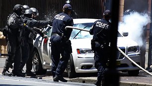 Australijos policininkai ištempė vyrą iš jo automobilio.