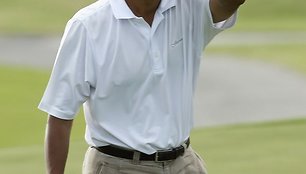 JAV prezidentas Barackas Obama žaidžia golfą. 