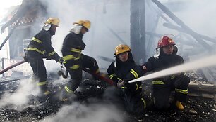 Gaisro nuniokotas tibetiečių Dukezongo kaimas