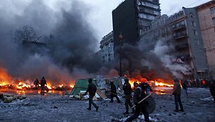 Kijeve protestuotojų deginamos padangos