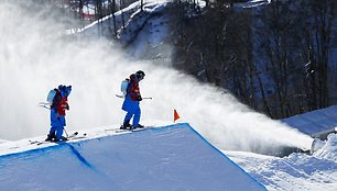 Darbuotojai žymi slidinėjimo tramplino kraštus