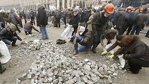 Akmenis renkantys ir skaldantys protestuotojai Kijeve