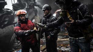 Protestuotojai su Molotovo kokteiliais