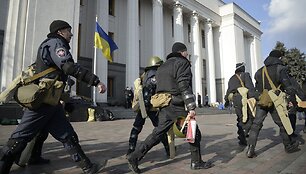 Jėgos struktūrų pareigūnai paliko Ukrainos parlamento prieigas