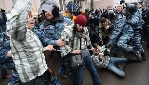 Prie Maskvos teismo rūmų sulaikomi protestuotojai 