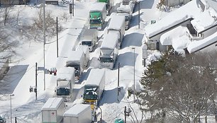 Dėl gausaus sniego keliuose susidarė transporto spūstys 