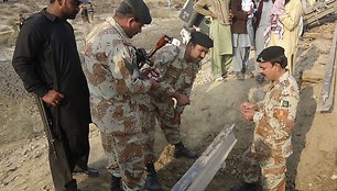 Pakistane per bombos sprogimą nuo bėgių nuvirto keleivinis traukinys 