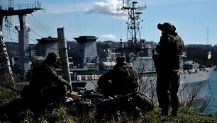 Rusijos kariai netoli Ukrainos karinio laivo &bdquo;Slavutyčius&ldquo;, Sevastopolyje.