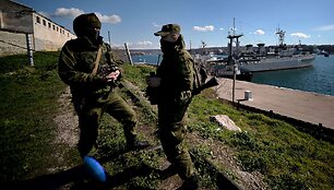 Rusijos kariai netoli Ukrainos karinio laivo &bdquo;Slavutyčius&ldquo;, Sevastopolyje.