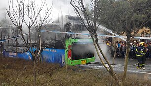 Kinijoje gesinamas užsidegęs autobusas