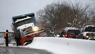 Į avariją pateko sniegą valęs sunkvežimis