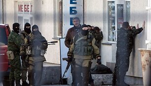 Rusijos kariai Simferopolyje suiminėja Ukrainos karius
