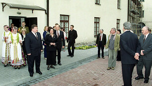 NATO ąžuoliuko sodinimo ceremonija 2004 metais