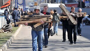 Prorusi&scaron;ki protestuotojai stato barikadas Luhanske