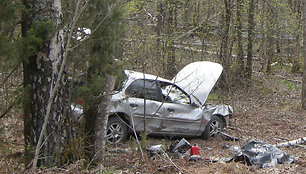 „Ford Mondeo“ automobilis po avarijos Molėtų rajone