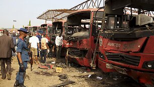 Sprogimų padariniai autobusų stotyje, Nigerijoje.