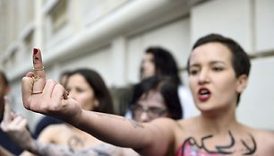 „Femen“ protestas prie Egipto ambasados Paryžiuje.