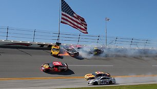 NASCAR lenktynių avarija „Talladega“ trasoje