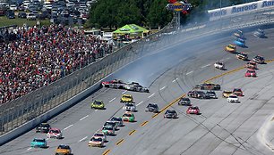 NASCAR lenktynių avarija „Talladega“ trasoje